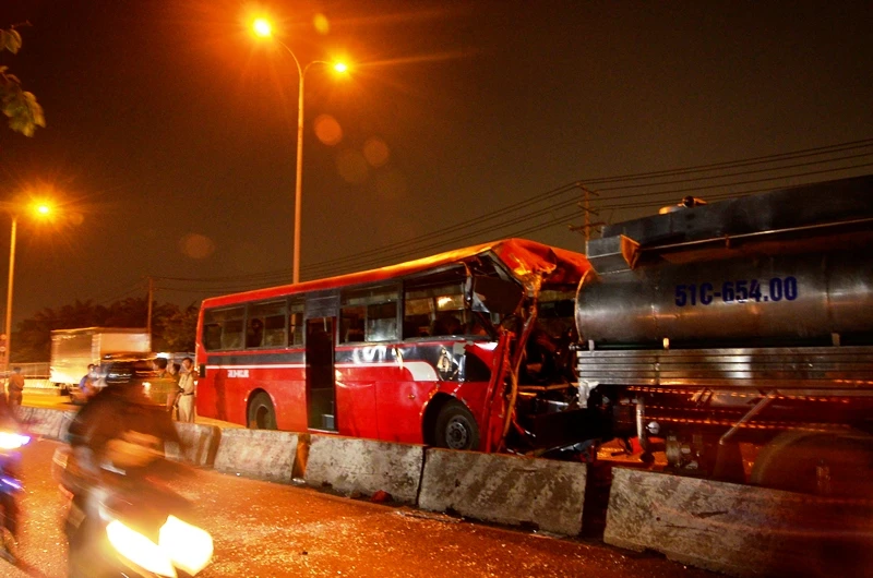 Xe chở công nhân Pou Yuen tông xe bồn, 11 người thương vong ảnh 1